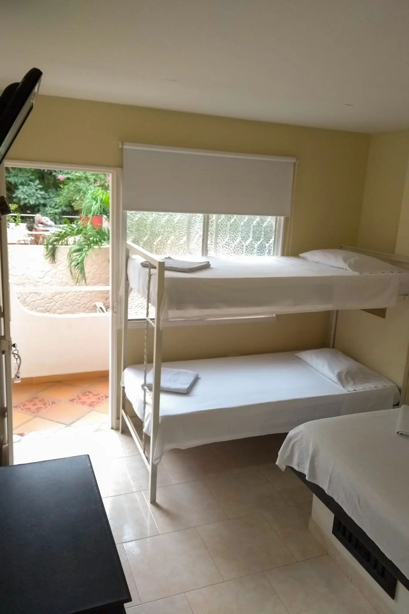 Habitación con cama doble y litera