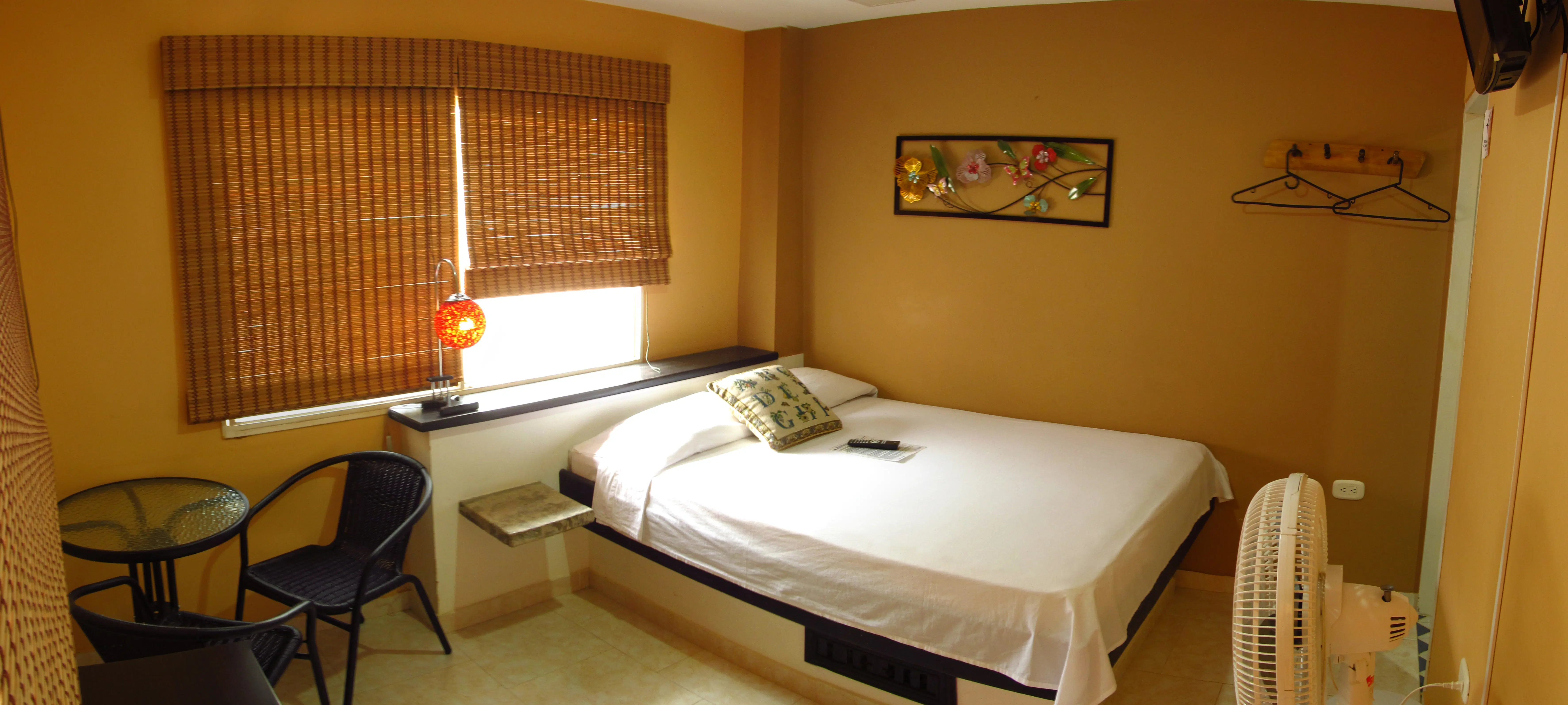 Habitación doble con cama amplia y mesa